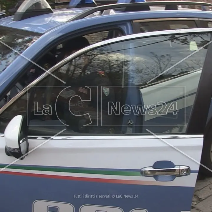 Cosenza, rubano un’auto in via Popilia: arrestati dalla polizia dopo un inseguimento