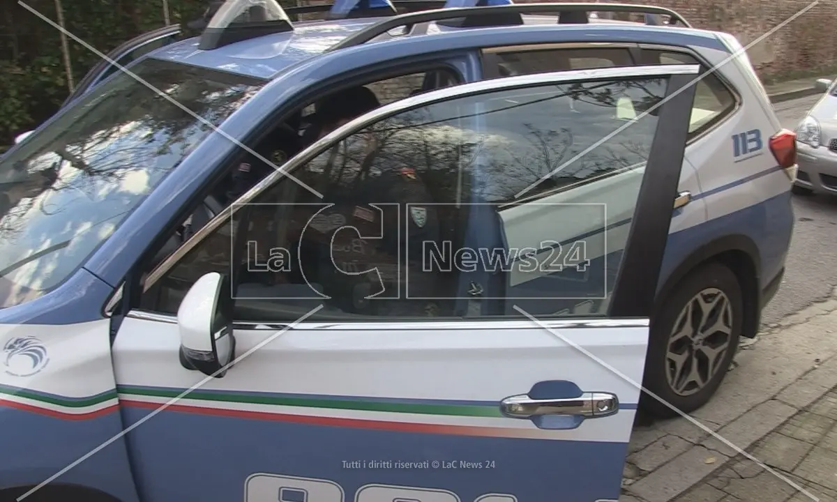 Cosenza, rubano un’auto in via Popilia: arrestati dalla polizia dopo un inseguimento