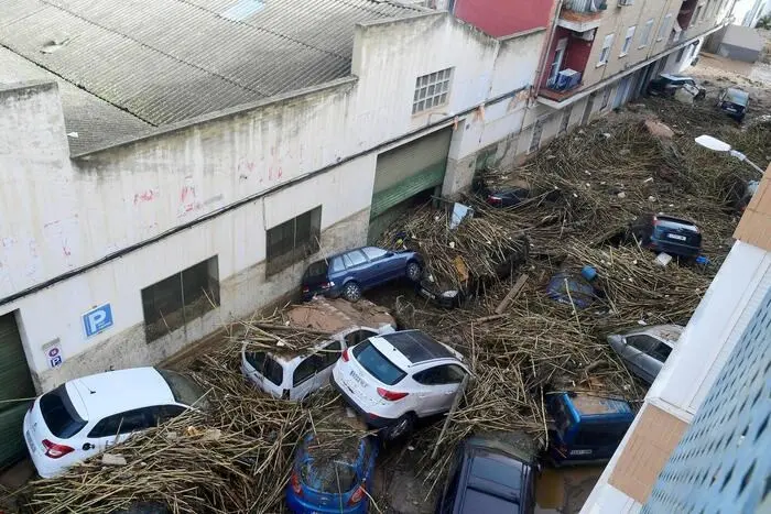 Spagna in ginocchio per il maltempo: oltre 60 i morti a Valencia, ci sono anche dispersi