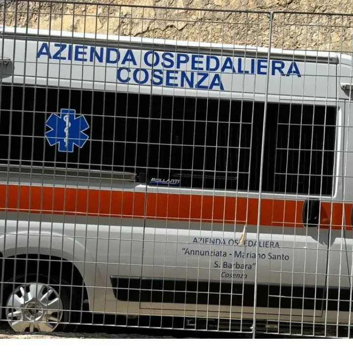 L’ospedale di Cosenza cerca disperatamente autisti per le ambulanze comprate coi fondi Covid, all’avviso interno rispondono due Oss