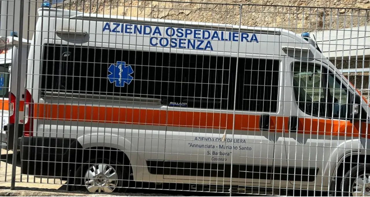 L’ospedale di Cosenza cerca disperatamente autisti per le ambulanze comprate coi fondi Covid, all’avviso interno rispondono due Oss