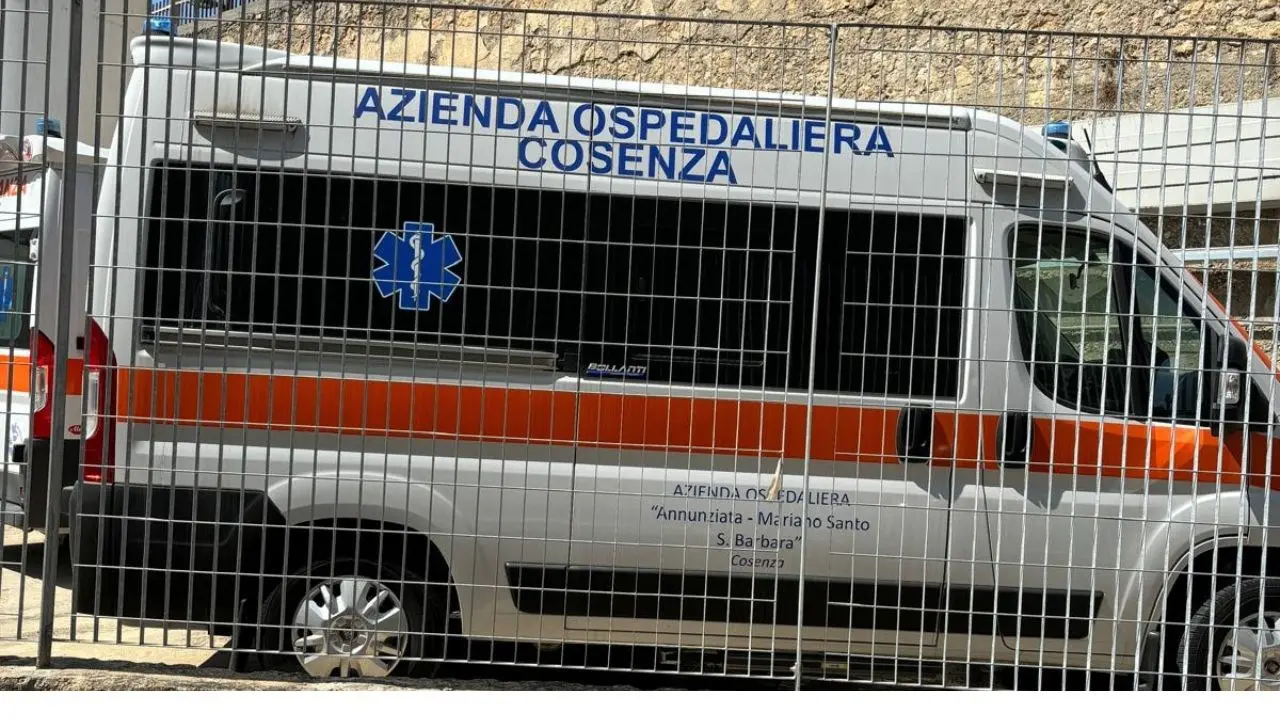 L’ospedale di Cosenza cerca disperatamente autisti per le ambulanze comprate coi fondi Covid, all’avviso interno rispondono due Oss