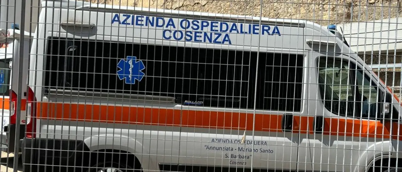 L’ospedale di Cosenza cerca disperatamente autisti per le ambulanze comprate coi fondi Covid, all’avviso interno rispondono due Oss