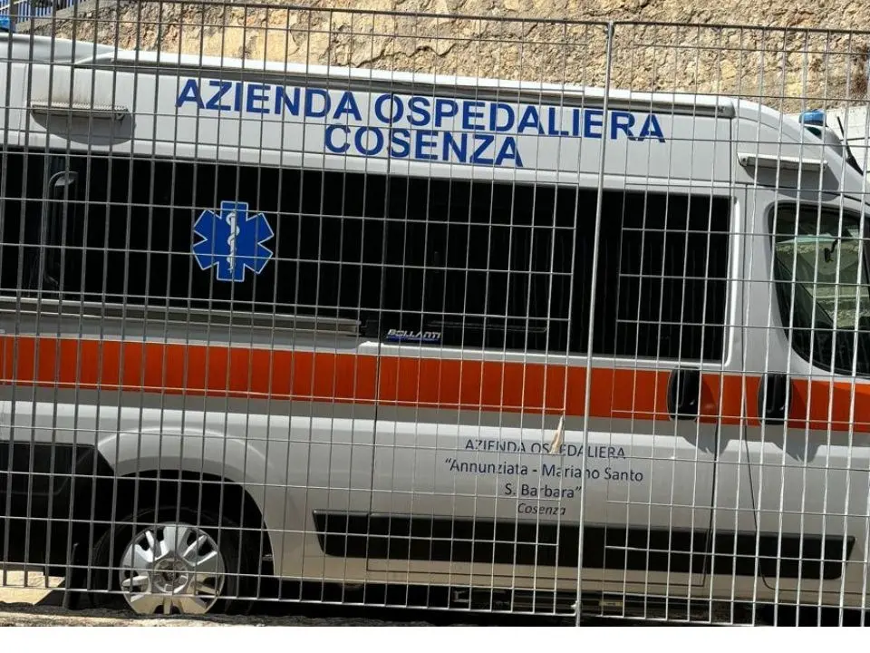 L’ospedale di Cosenza cerca disperatamente autisti per le ambulanze comprate coi fondi Covid, all’avviso interno rispondono due Oss