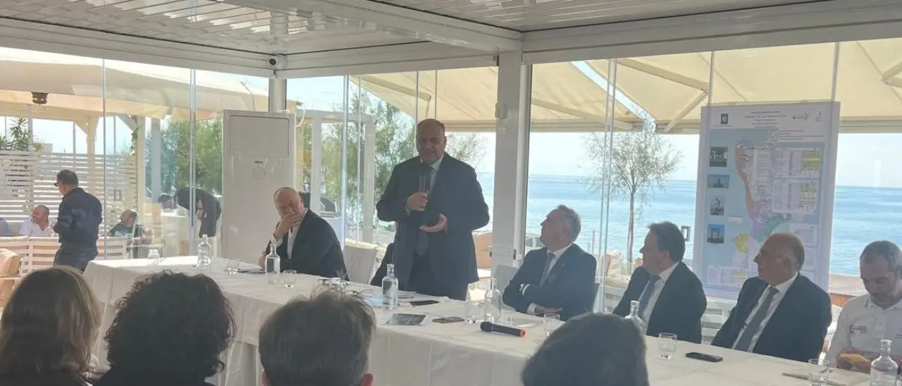 Mare pulito 2024, l’annuncio di Calabrese: «Stabilimenti balneari aperti tutto l’anno»