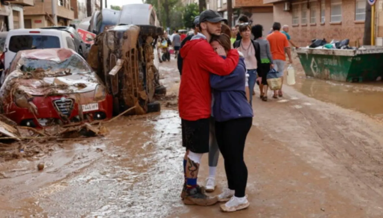 Alluvione in Spagna, il numero delle vittime sale a quota 158. Decine di morti intrappolati nelle auto devastate dal fango