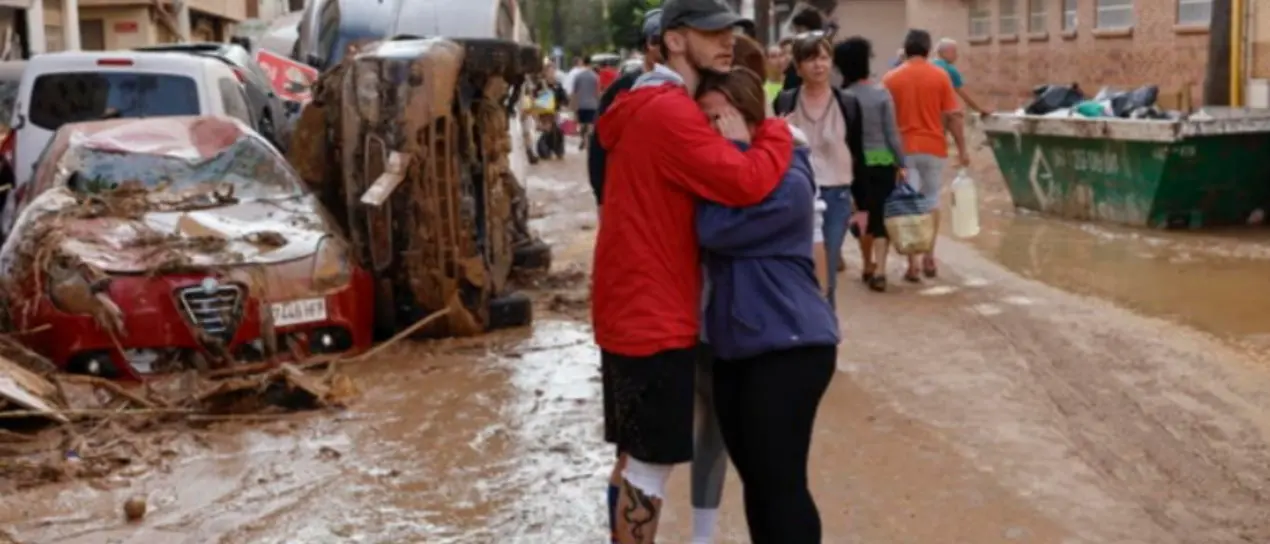 Alluvione in Spagna, il numero delle vittime sale a quota 158. Decine di morti intrappolati nelle auto devastate dal fango