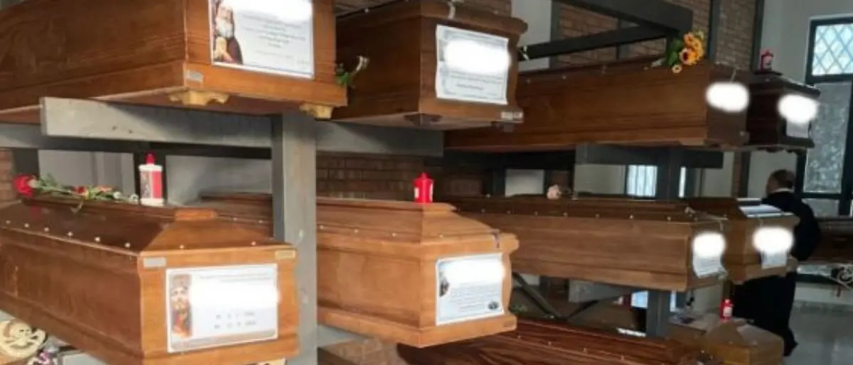 Cimitero di Cosenza, sessanta bare in attesa di una sepoltura: l’appello di don Pierino Vaccari