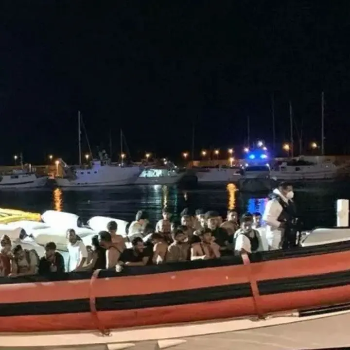 Nuovo sbarco nella Locride, soccorsi nella notte 84 migranti a bordo di una barca a vela