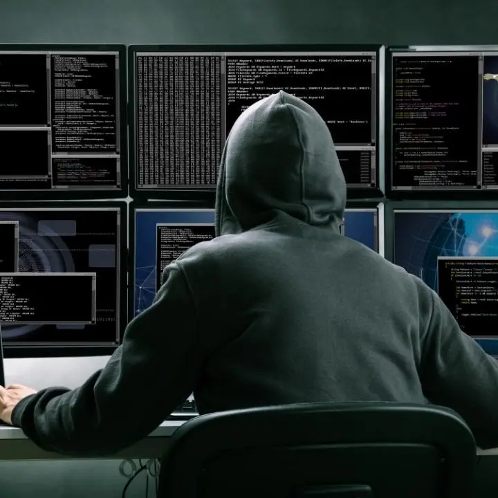 Ci sono gli hacker russi dietro il caos nei cieli italiani? L’intelligence lancia l’allarme: «Non è più solo una guerra digitale»\n