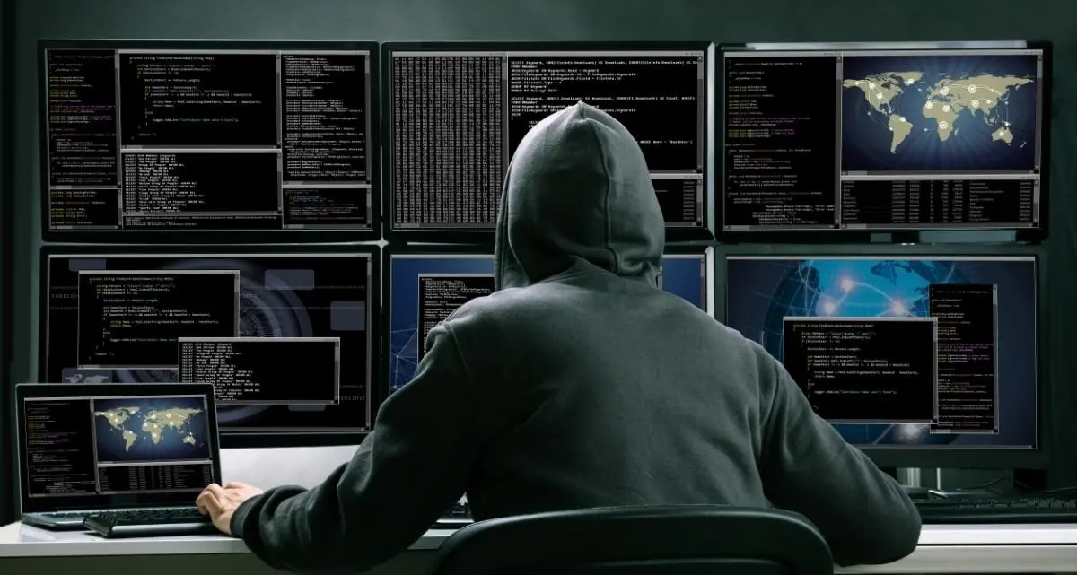 Ci sono gli hacker russi dietro il caos nei cieli italiani? L’intelligence lancia l’allarme: «Non è più solo una guerra digitale»\n
