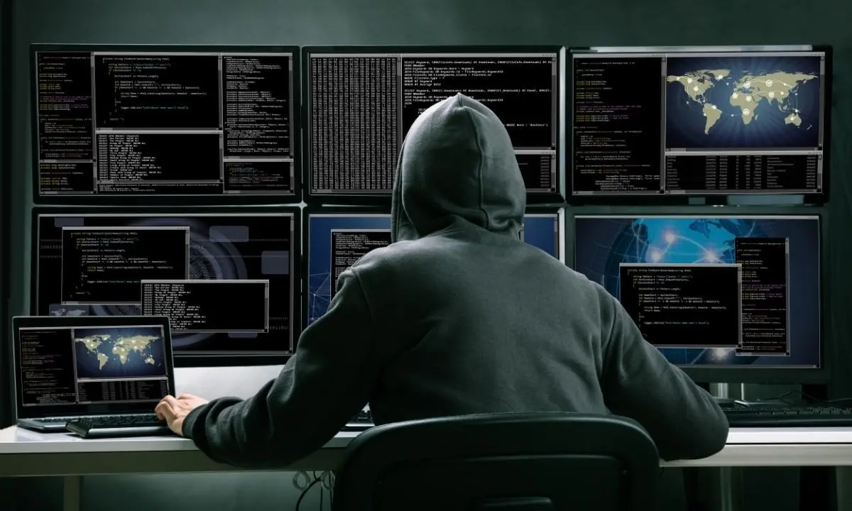Ci sono gli hacker russi dietro il caos nei cieli italiani? L’intelligence lancia l’allarme: «Non è più solo una guerra digitale»\n