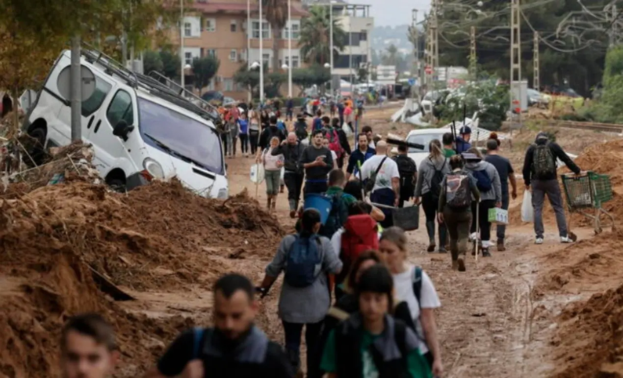 Alluvione in Spagna, oltre 200 vittime. Arrestate 50 persone per i saccheggi nelle aree devastate dalle inondazioni