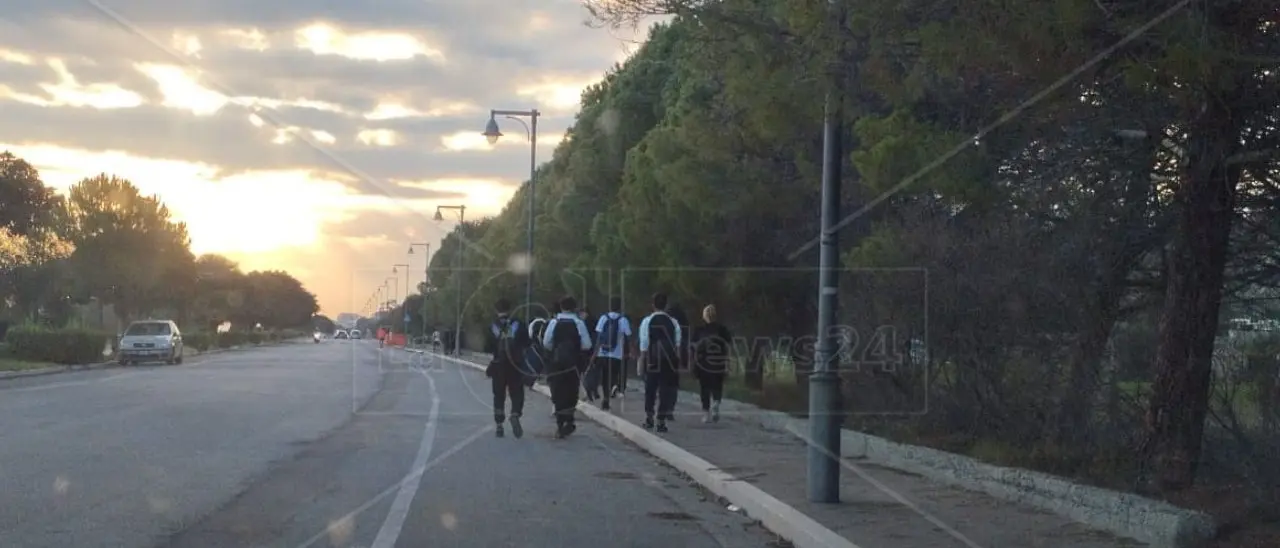 Da Roccella alla Germania: tra i migranti sbarcati in Calabria in attesa di un treno che li porti verso una nuova vita