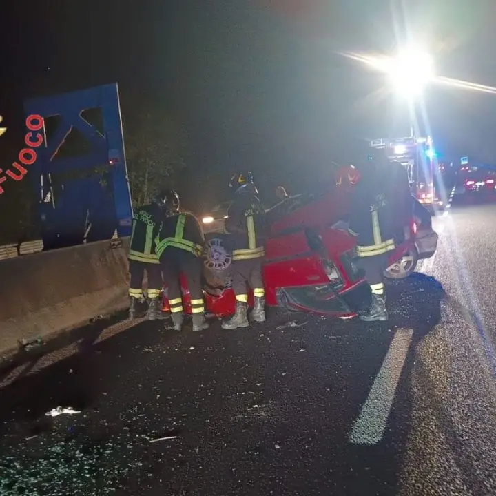 Incidente sulla strada dei Due Mari: scontro tra due auto, una si ribalta. Quattro feriti portati in ospedale