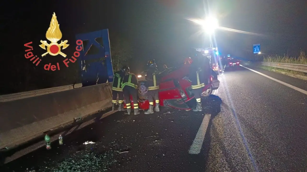 Incidente sulla strada dei Due Mari: scontro tra due auto, una si ribalta. Quattro feriti portati in ospedale