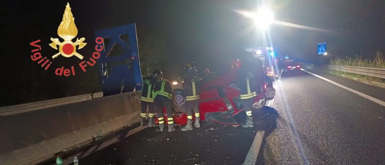 Incidente sulla strada dei Due Mari: scontro tra due auto, una si ribalta. Quattro feriti portati in ospedale