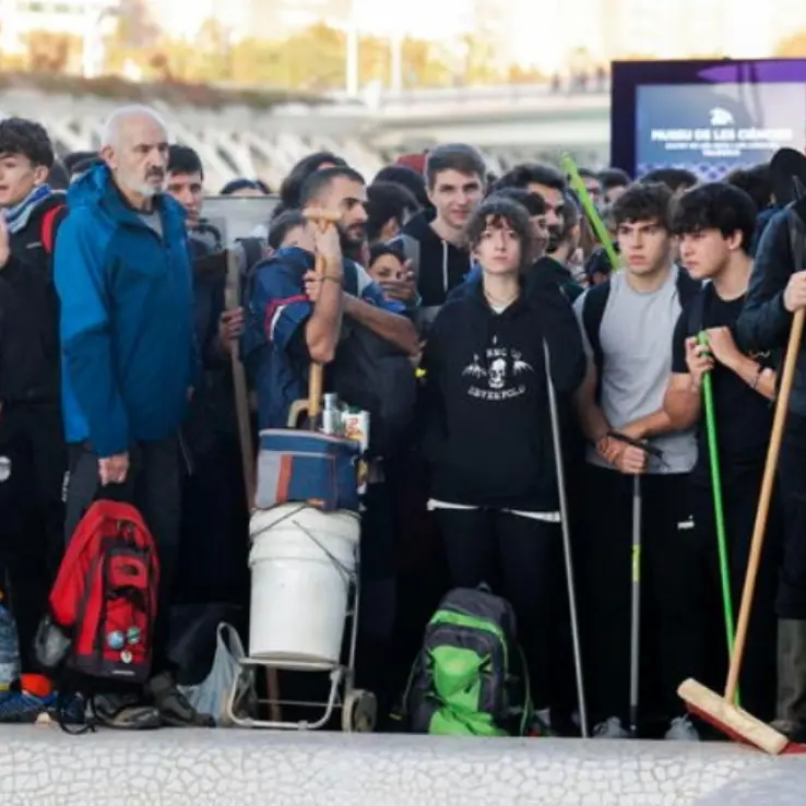 “L’esercito” degli angeli del fango: a Valencia migliaia di volontari per soccorrere gli alluvionati