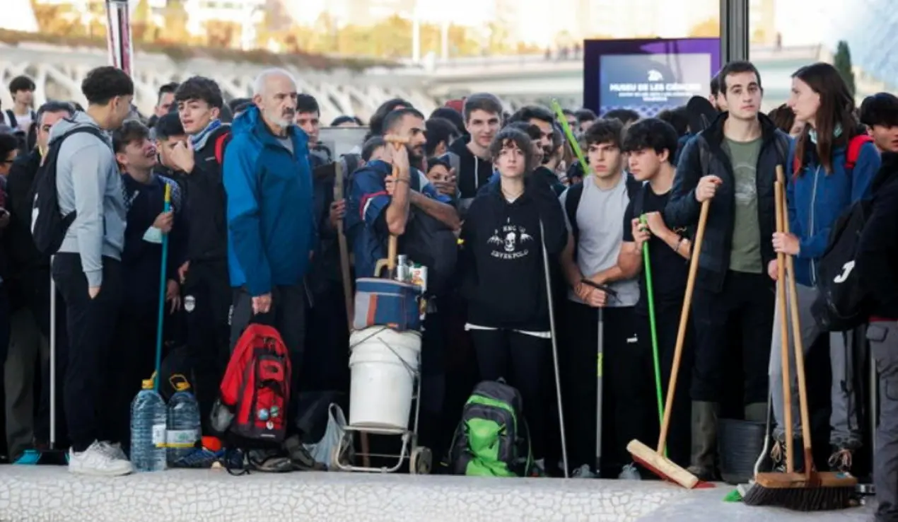 “L’esercito” degli angeli del fango: a Valencia migliaia di volontari per soccorrere gli alluvionati