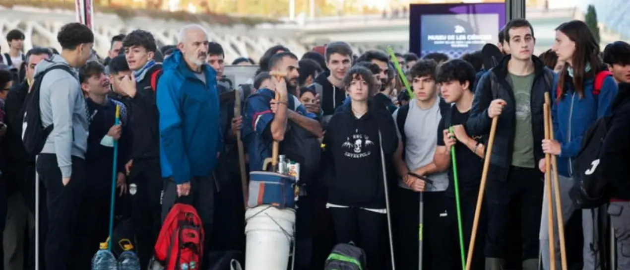 “L’esercito” degli angeli del fango: a Valencia migliaia di volontari per soccorrere gli alluvionati