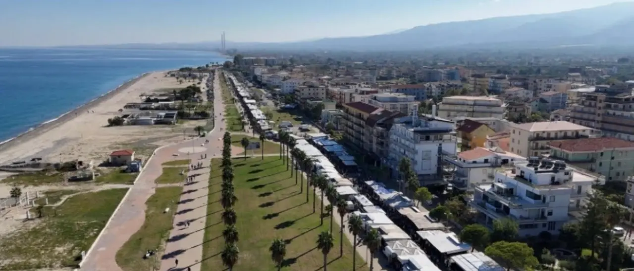 Schiavonea, affluenza record per la tradizionale fiera. Durante i controlli sequestrati prodotti scaduti e multato il venditore