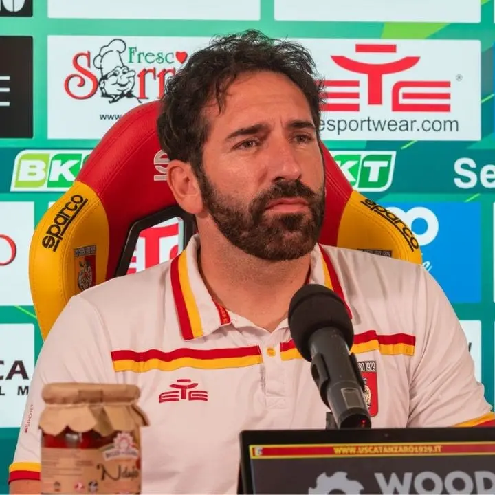 Catanzaro contro il fanalino di coda Frosinone, Caserta: «Non sarà una gara facile, è una squadra attrezzata per fare un campionato diverso»