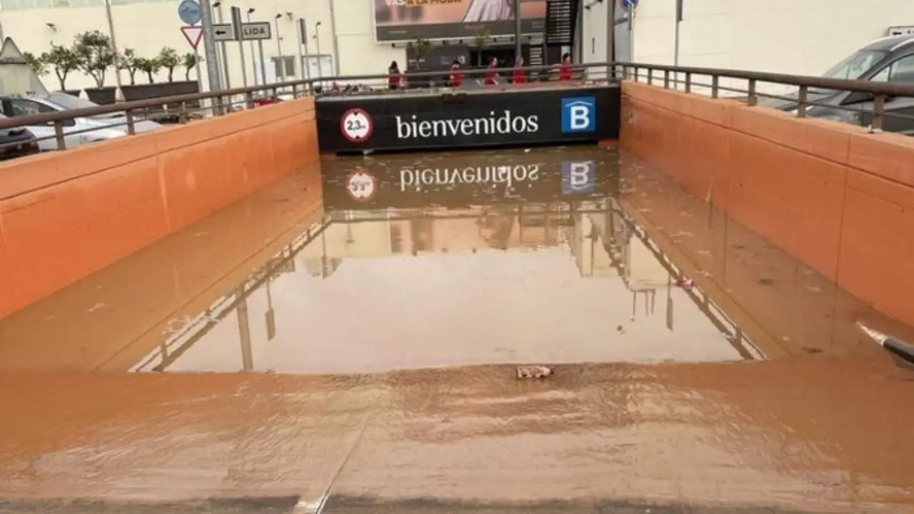 Megaparcheggio sotterraneo allagato a Valencia, i sub: «Ha 5.700 posti auto. È un cimitero, le vittime sono incalcolabili»