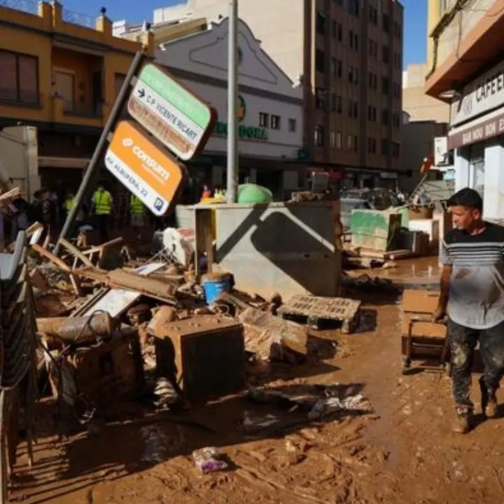 Alluvione in Spagna, 213 i morti mentre continuano le ricerche al centro commerciale di Aldaya. Ed è di nuovo allerta maltempo