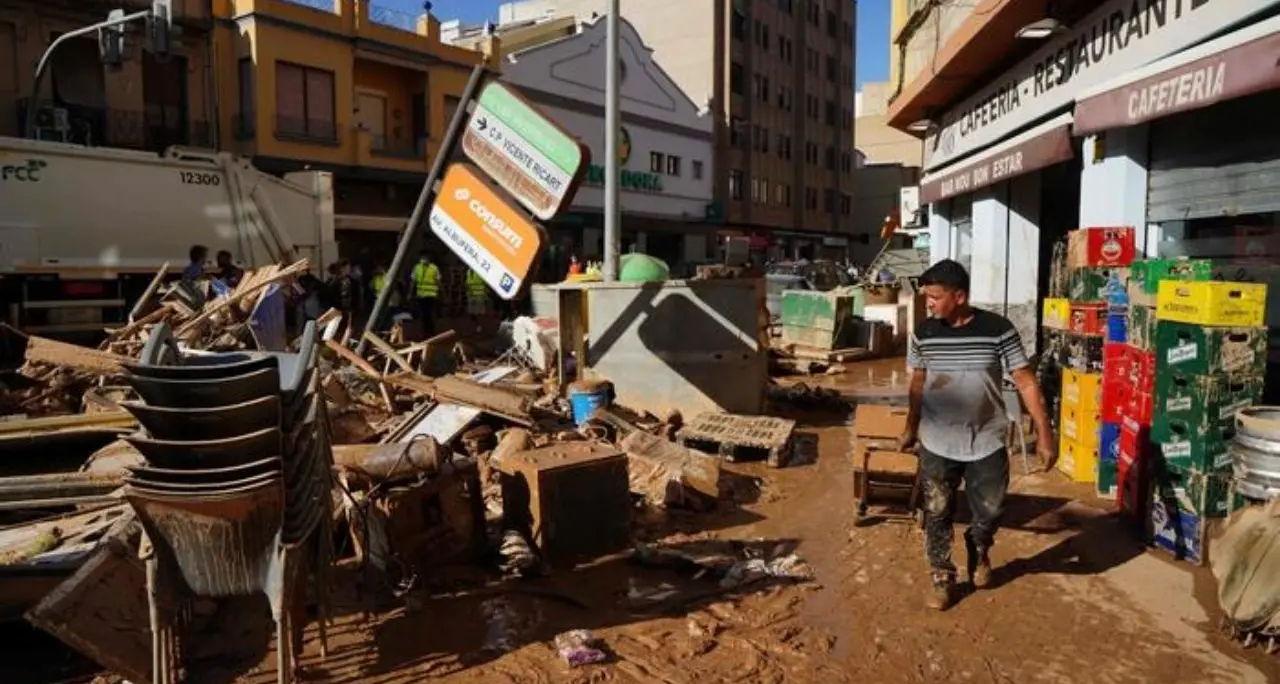 Alluvione in Spagna, 213 i morti mentre continuano le ricerche al centro commerciale di Aldaya. Ed è di nuovo allerta maltempo