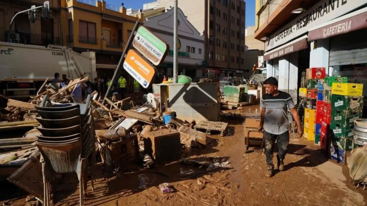 Alluvione in Spagna, 213 i morti mentre continuano le ricerche al centro commerciale di Aldaya. Ed è di nuovo allerta maltempo