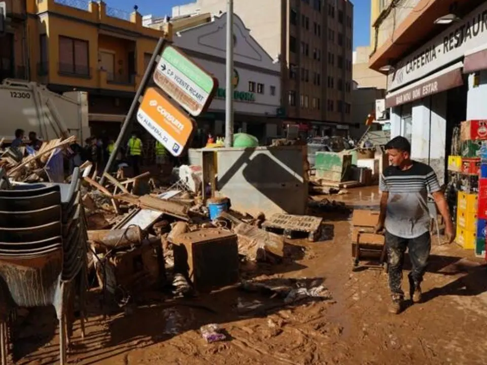 Alluvione in Spagna, 213 i morti mentre continuano le ricerche al centro commerciale di Aldaya. Ed è di nuovo allerta maltempo