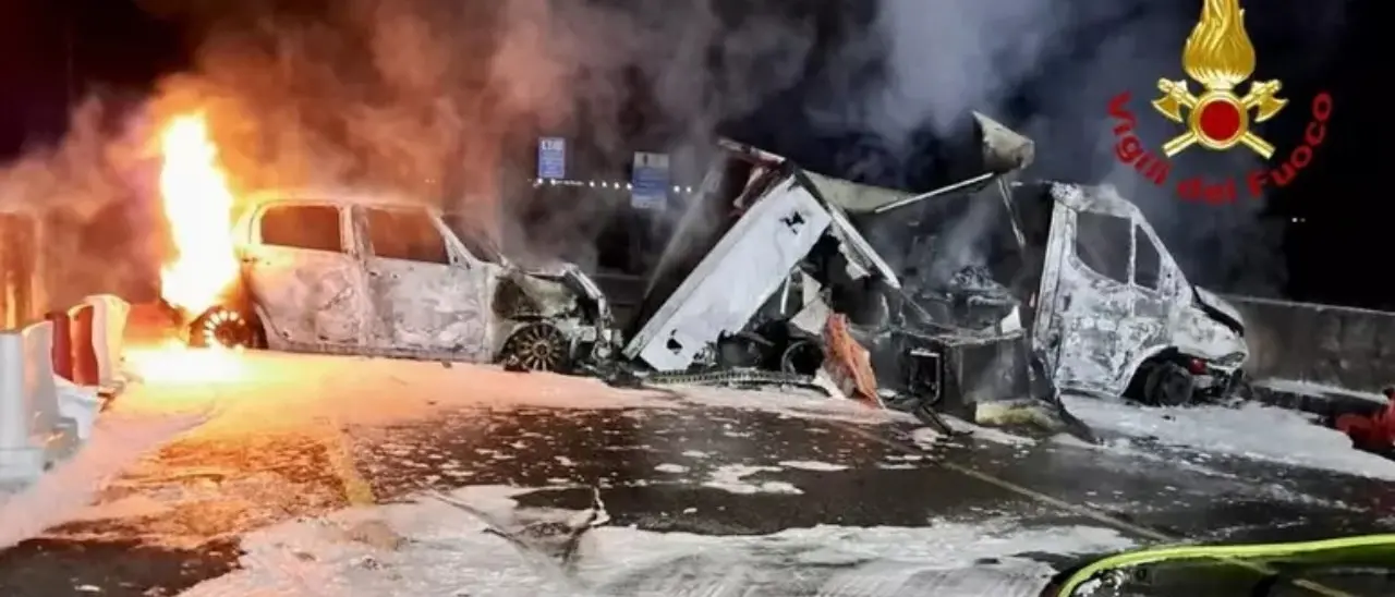 Banda armata in azione in una sede Dhl nel Piacentino: furgoni incendiati e chiodi sulla strada per agevolare la fuga