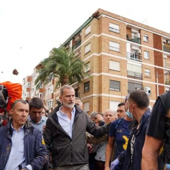 Spagna, tensione nelle zone alluvionate: la popolazione lancia fango al Re, a Sanchez e al governatore