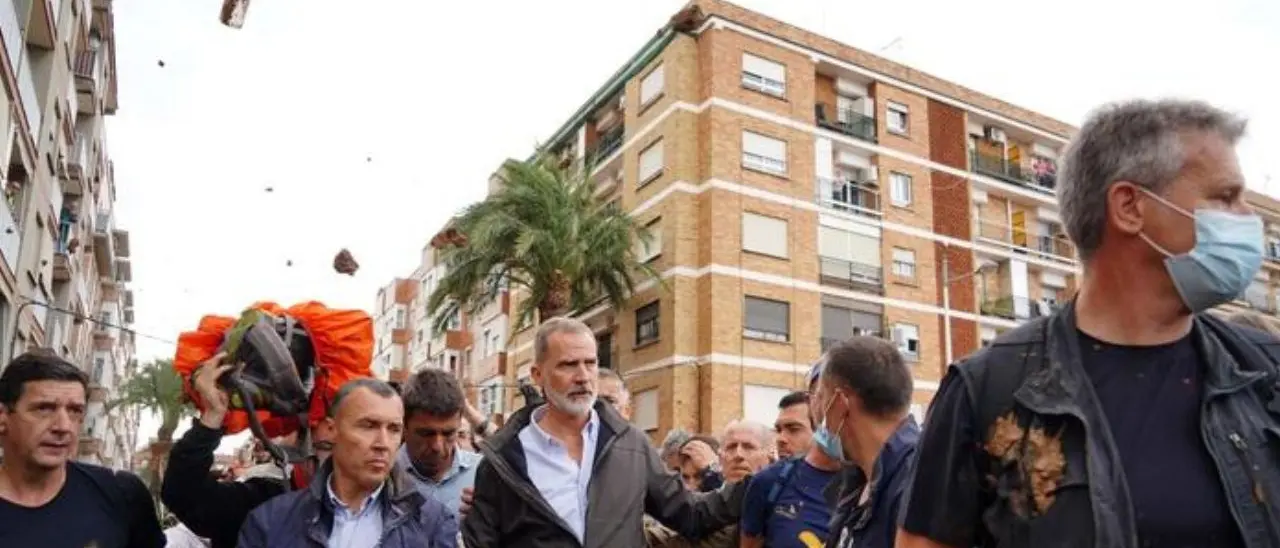 Spagna, tensione nelle zone alluvionate: la popolazione lancia fango al Re, a Sanchez e al governatore