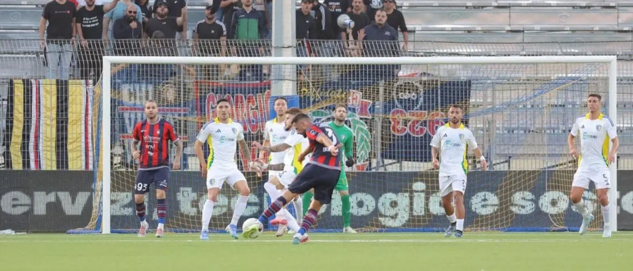 Il Crotone rallenta la corsa del Cerignola. In Puglia finisce 1-1, rossoblù al quinto risultato utile consecutivo