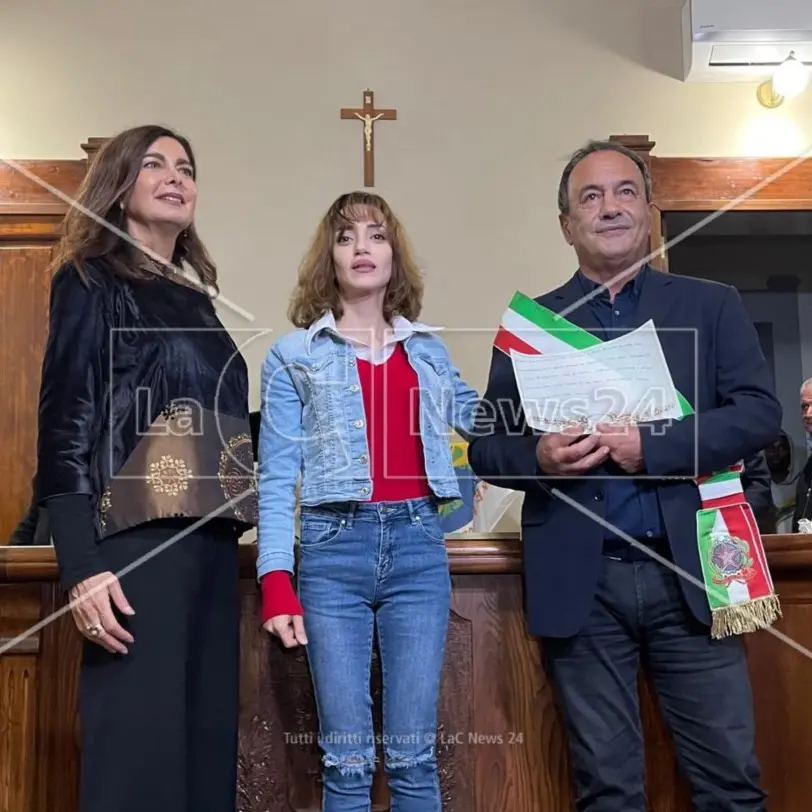 Dall’accusa di essere una scafista alla cittadinanza onoraria di Riace. Lucano: «Maysoon Majidi è un’eroina dei nostri tempi»\n