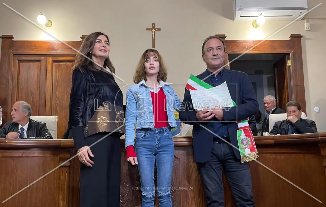 Dall’accusa di essere una scafista alla cittadinanza onoraria di Riace. Lucano: «Maysoon Majidi è un’eroina dei nostri tempi»\n