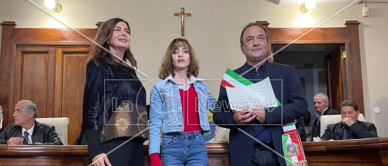 Dall’accusa di essere una scafista alla cittadinanza onoraria di Riace. Lucano: «Maysoon Majidi è un’eroina dei nostri tempi»\n