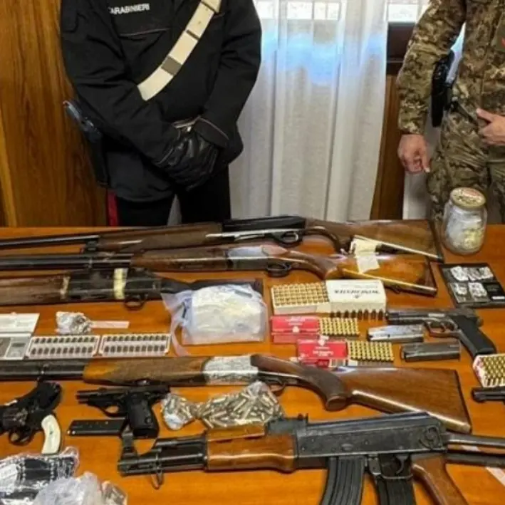 Maxi-sequestro di armi e droga nelle campagne del Reggino. Trovati anche un kalashnikov, tritolo e una bomba carta\n