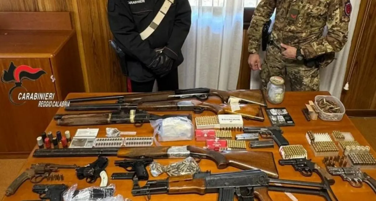 Maxi-sequestro di armi e droga nelle campagne del Reggino. Trovati anche un kalashnikov, tritolo e una bomba carta\n