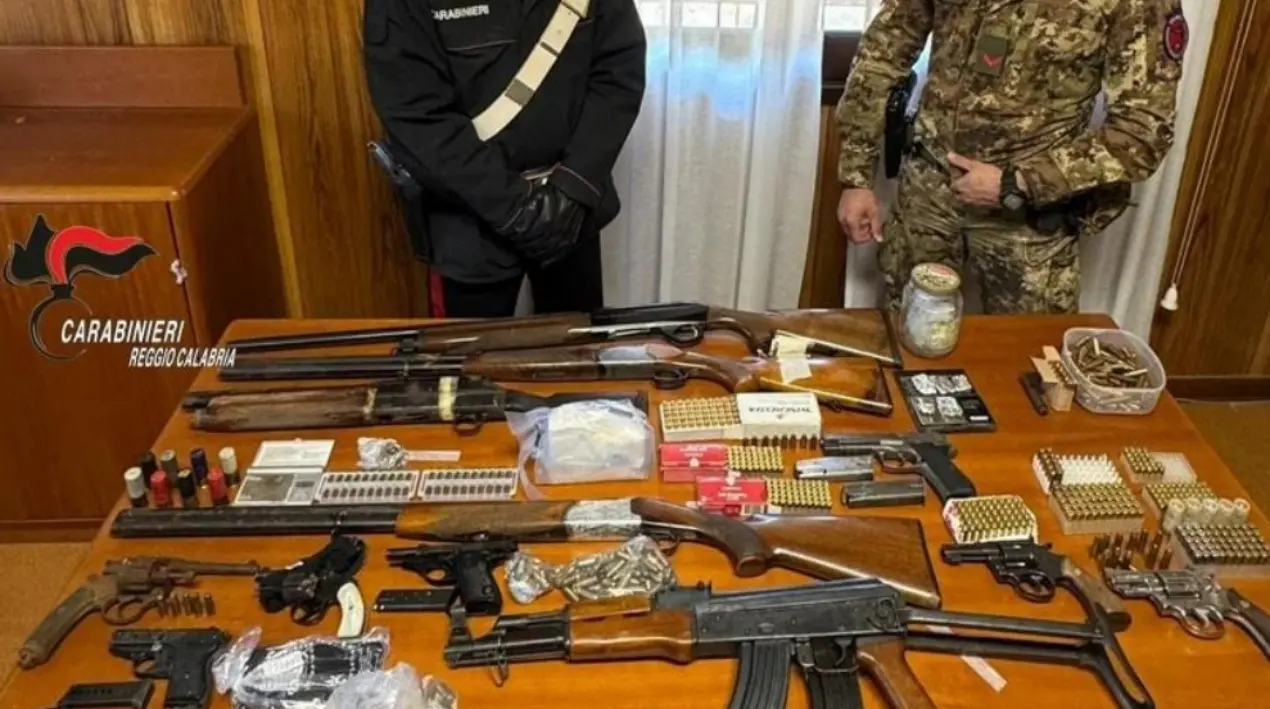 Maxi-sequestro di armi e droga nelle campagne del Reggino. Trovati anche un kalashnikov, tritolo e una bomba carta\n