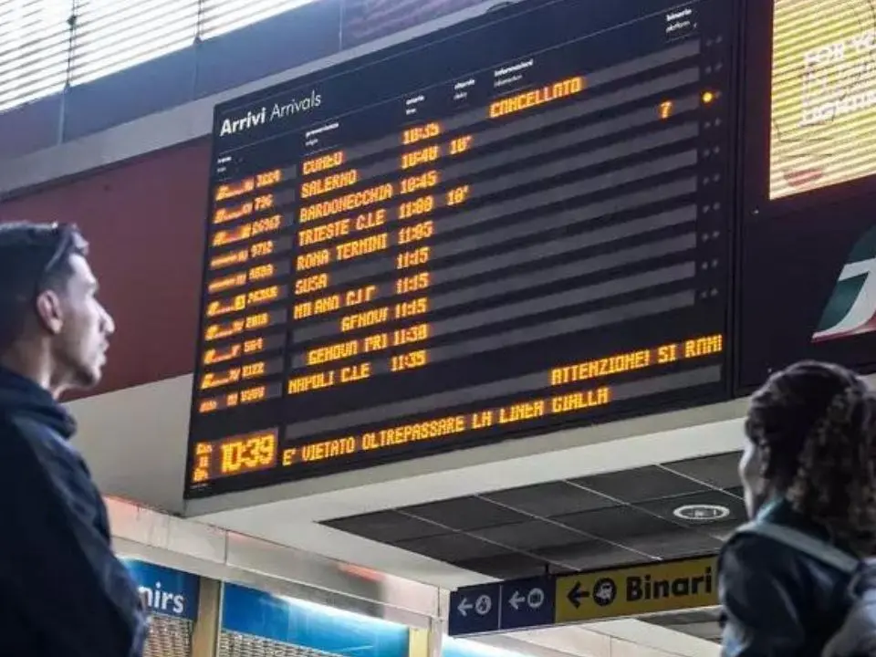 Personale ferroviario in sciopero domani dopo il caso del capotreno accoltellato. I sindacati: «Lunga serie di aggressioni»