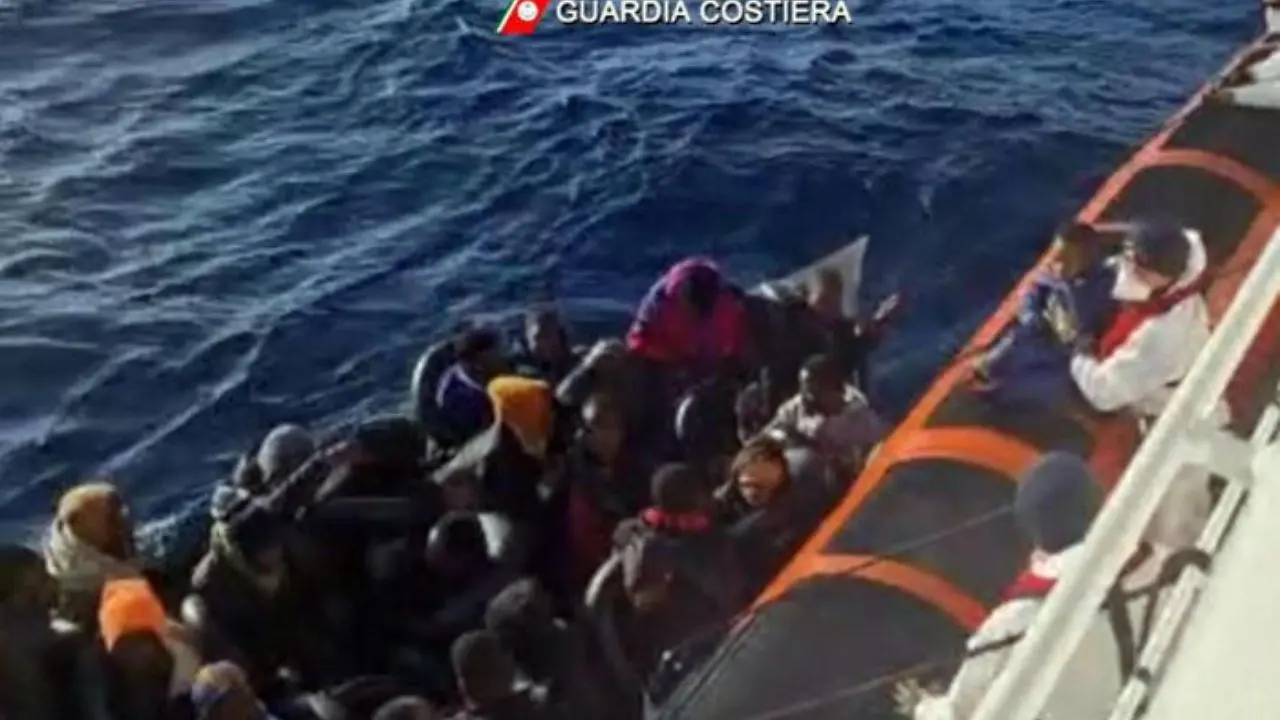 Ennesimo sbarco in Calabria, 99 migranti soccorsi al largo di Crotone
