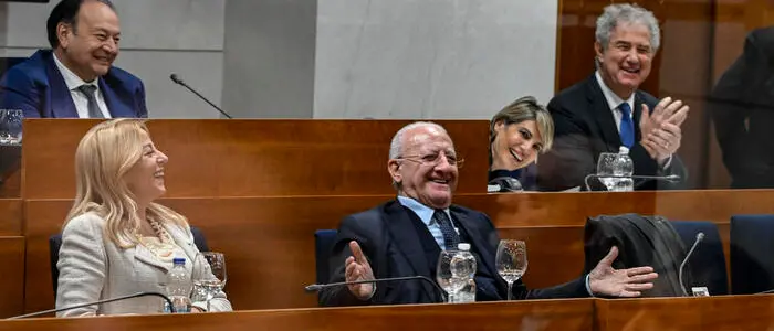In Campania passa la legge sul terzo mandato, scontro tra Vincenzo de Luca e il Pd: «Non sarà il nostro candidato»\n