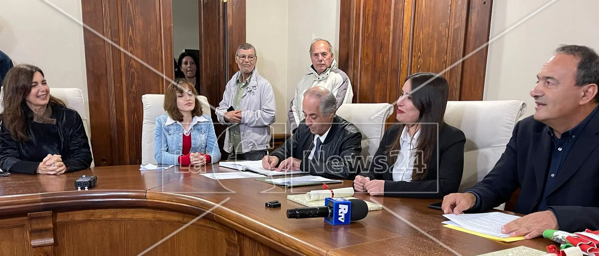 Maysoon Majidi cittadina onoraria di Riace, la minoranza diserta\u00A0il\u00A0consiglio comunale: «Scelta non condivisa»\n