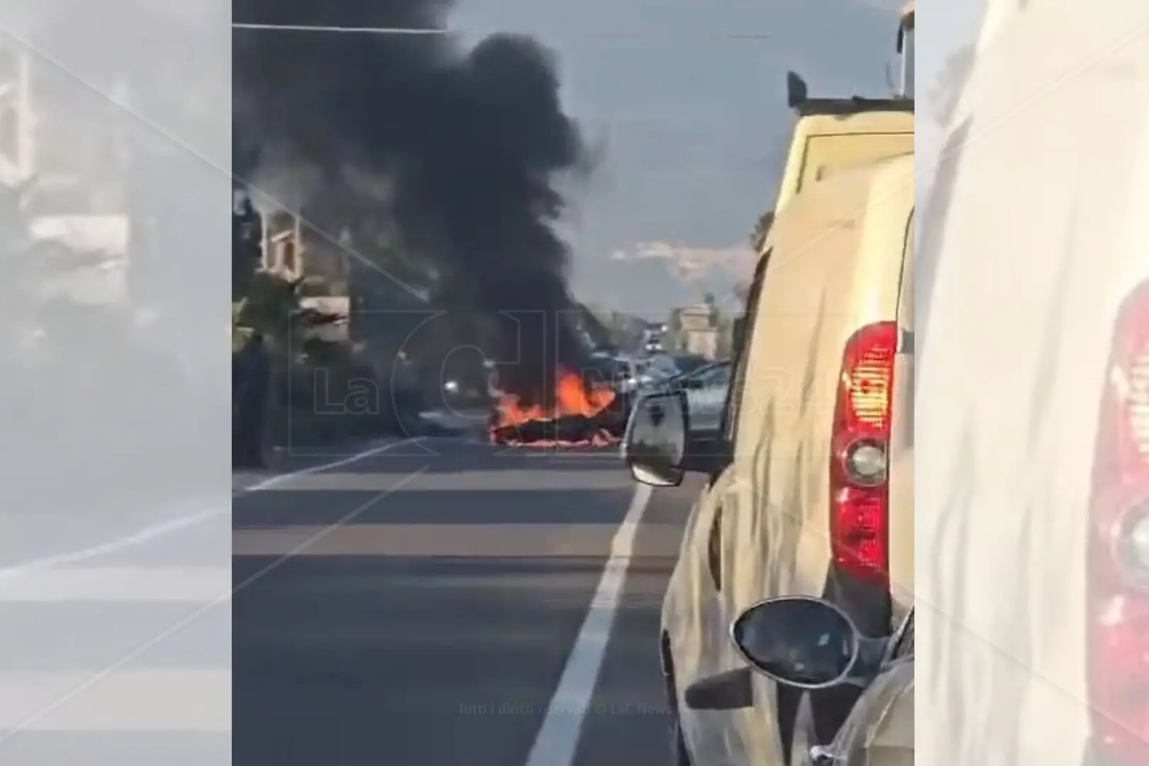 <p>Il luogo dell&#39;incidente e la moto in fiamme</p>\\n