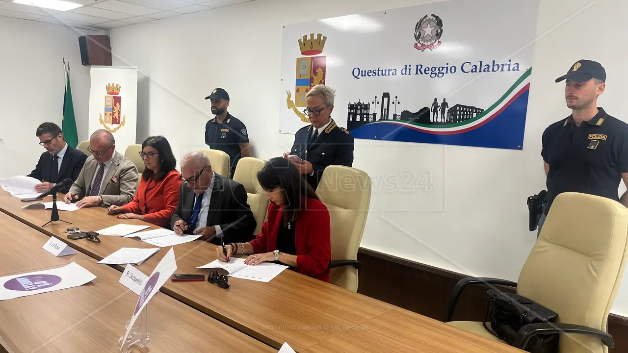 <p>La firma del protocollo &quot;C&#39;&eacute; Angela?&quot; in questura a Reggio Calabria</p>\\n