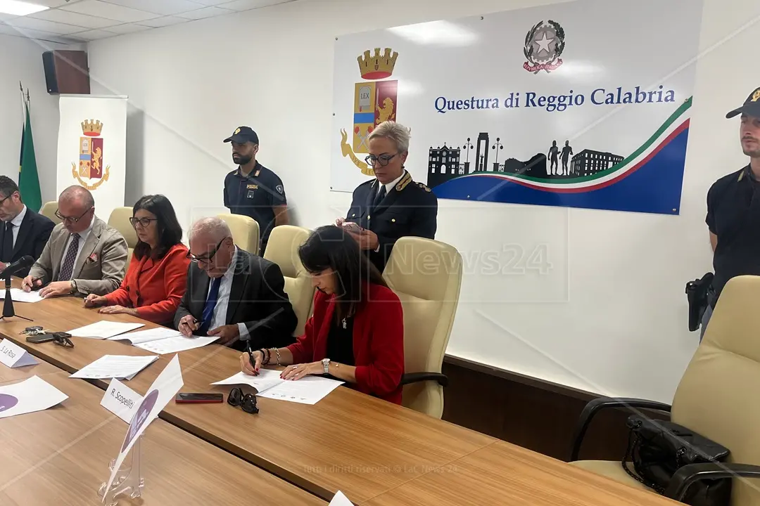 <p>La firma del protocollo &quot;C&#39;&eacute; Angela?&quot; in questura a Reggio Calabria</p>\\n