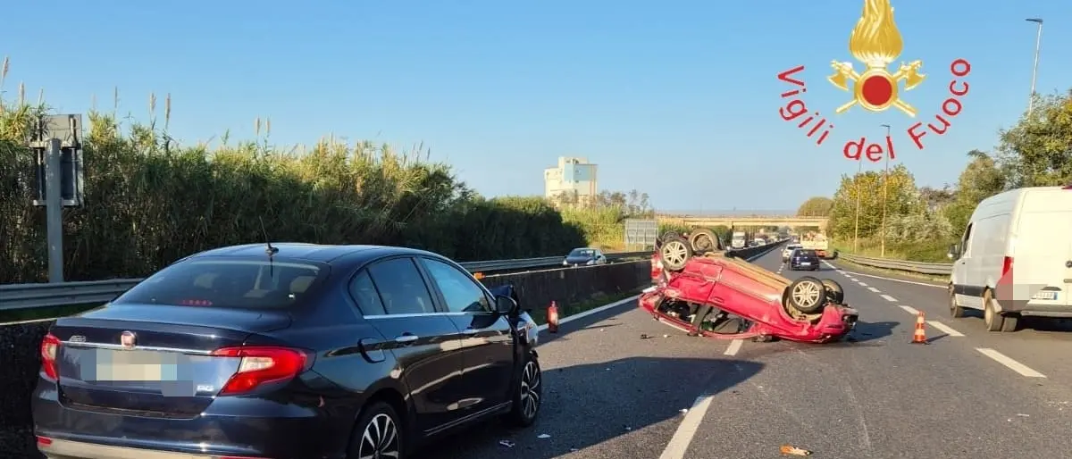 Incidente sulla 280 in direzione Lamezia, quattro feriti nello scontro tra due auto\n