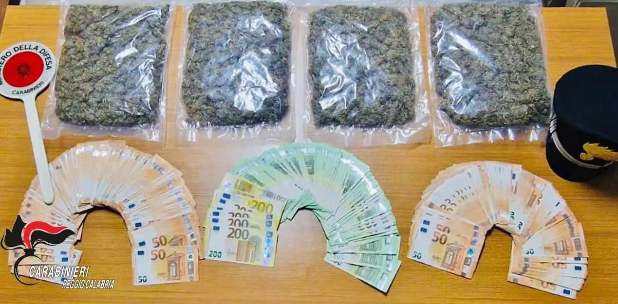 Blitz antidroga a Bagnara Calabra, sequestrati\u00A0un chilo di marijuana e 37mila euro: tre arresti\u00A0\n